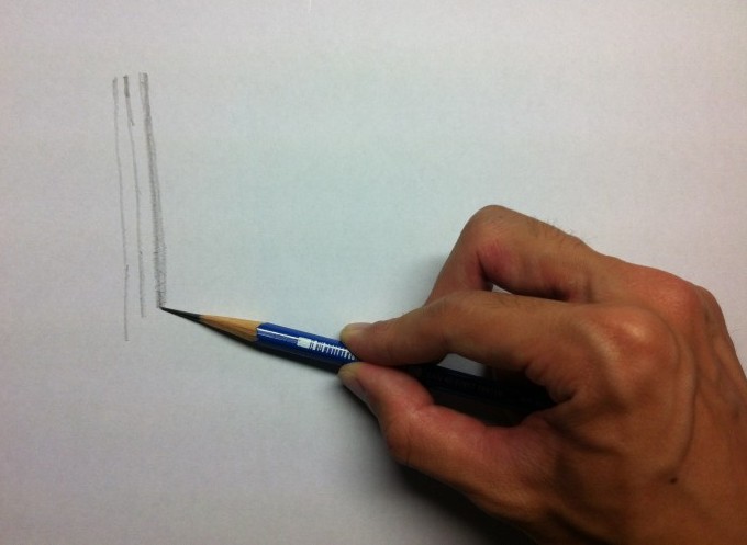 鉛筆を寝かせて縦の線を描く