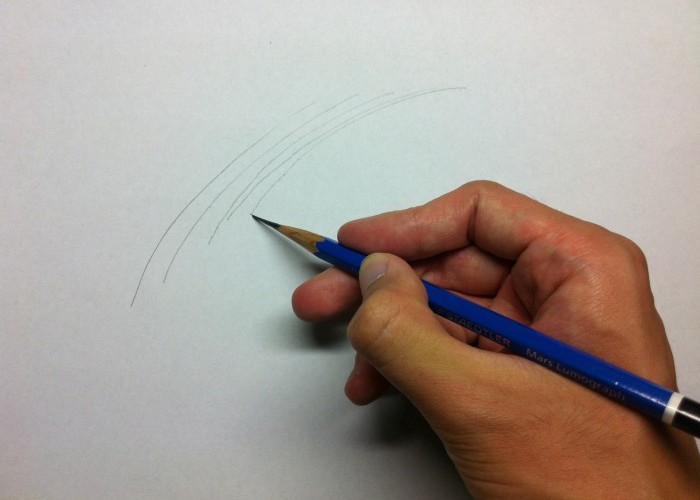 小指を軸に鉛筆で線を描く