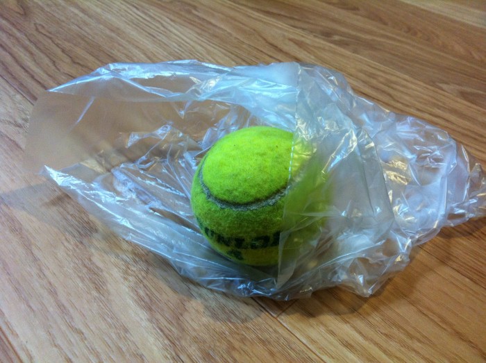 テニスボールとビニール袋