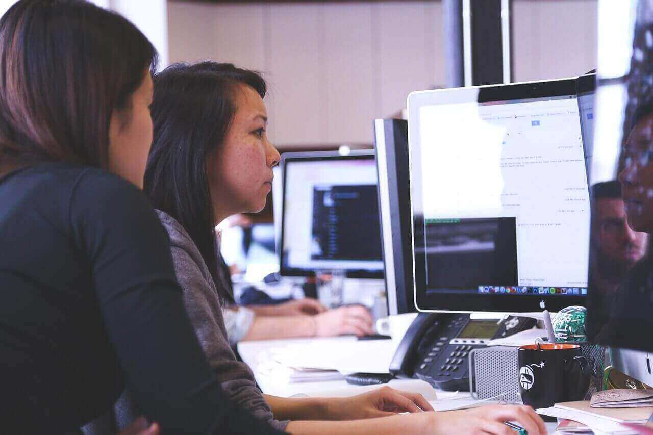 パソコンに向かう女性